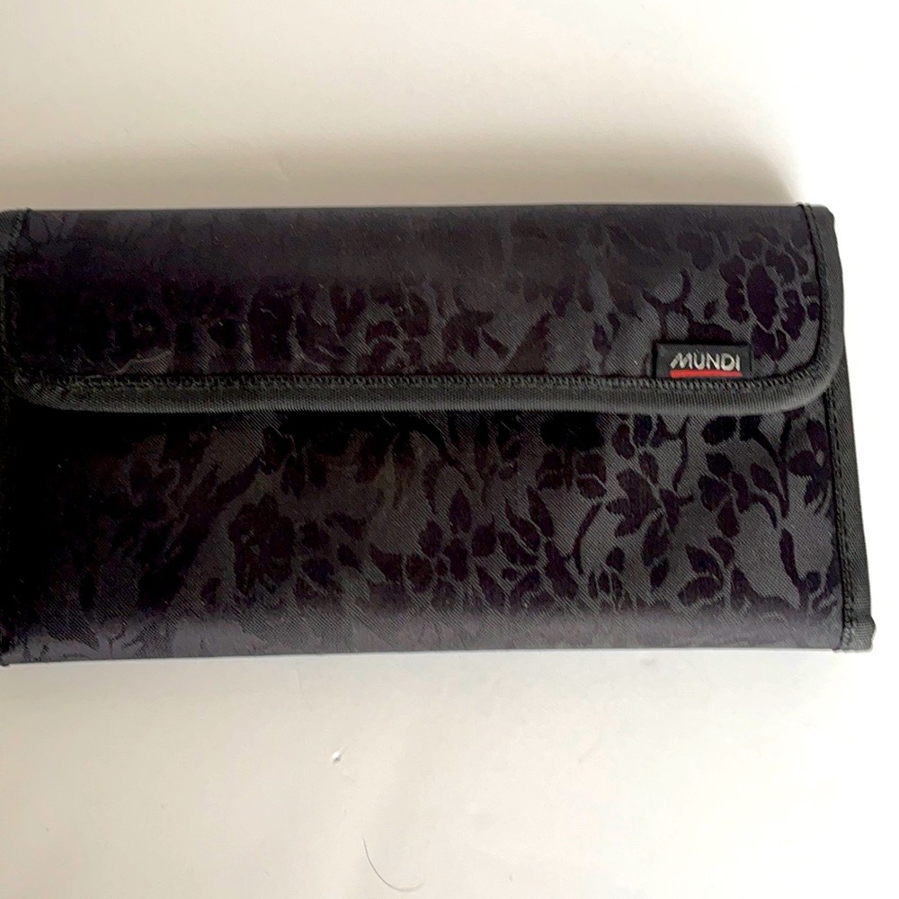 MUNDI Black wallet with check book compartment